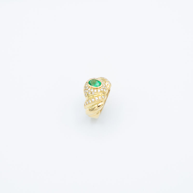 juwelier-jeweler-gelber-vintage-ring-smaragd-diamanten-diamonds-ring-gelbgold-seite