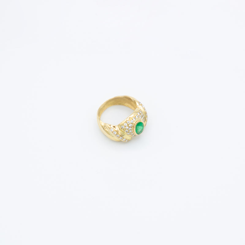 juwelier-jeweler-gelber-vintage-ring-smaragd-diamanten-diamonds-ring-gelbgold-seitliche-ansicht