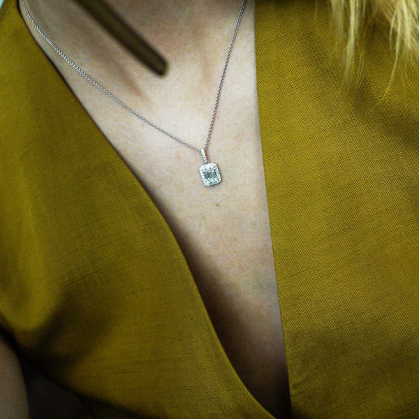 juwelier-jeweler-gelber-diamonds-anhaenger-weissgold-baguette-schliff-diamanten-tragefoto