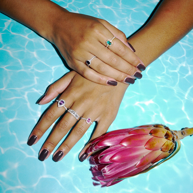 juwelier-jeweler-gelber-diamonds-diamanten-pink-saphir-farbstein-weissgold-tragefoto-hand