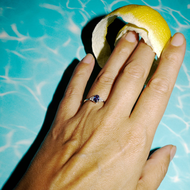 juwelier-jeweler-gelber-ring-oval-diamanten-farbstein-saphir-blau-weissgold-tragefoto