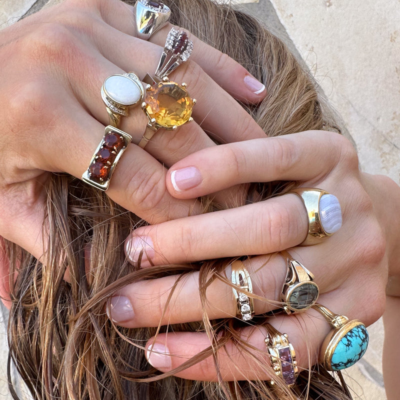 juwelier-jeweler-gelber-vintage-ring-rings-opal-gelbgold-tragefoto-rings