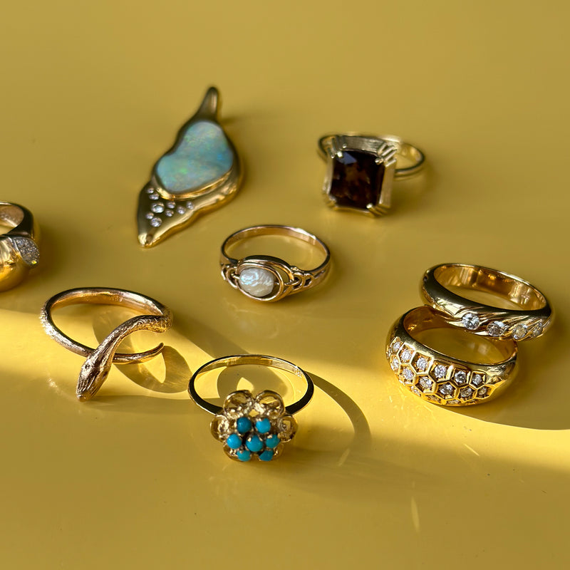 juwelier-jeweler-gelber-diamonds-diamanten-schmuck-ringe-vintage-kollektion-gelbgold-schlangen-ring-vintage-produktfoto-still