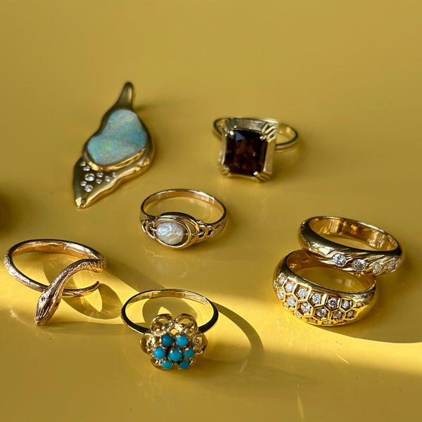juwelier-jeweler-gelber-vintage-schmuck-ringe-rings-diamanten-diamonds-gelbgold-produktfoto-still