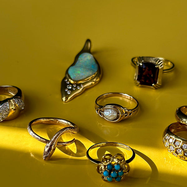 juwelier-jeweler-gelber-vintage-schmuck-anhaenger-opal-diamanten-brillanten-vintage-kollektion-Produktfoto-still