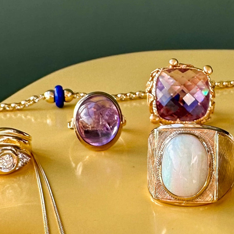 juwelier-jeweler-gelber-diamonds-diamanten-schmuck-ringe-vintage-kollektion-lila-stein-rings-produktfoto-still