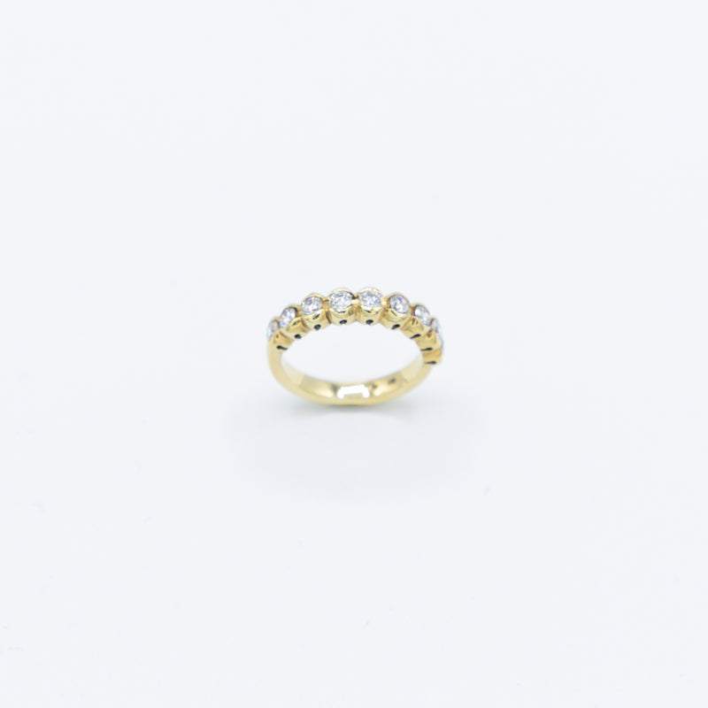 juwelier-jeweler-gelber-vintage-schmuck-ringe-rings-diamanten-diamonds-gelbgold-produktfoto-diamonds-nine-diamonds