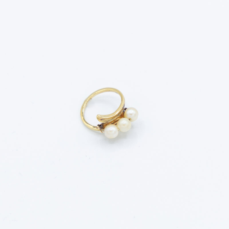 juwelier-jeweler-gelber-diamonds-diamanten-schmuck-ringe-vintage-kollektion-perlen-ring-trio-pearl-gelbgold-produktfoto-liegend