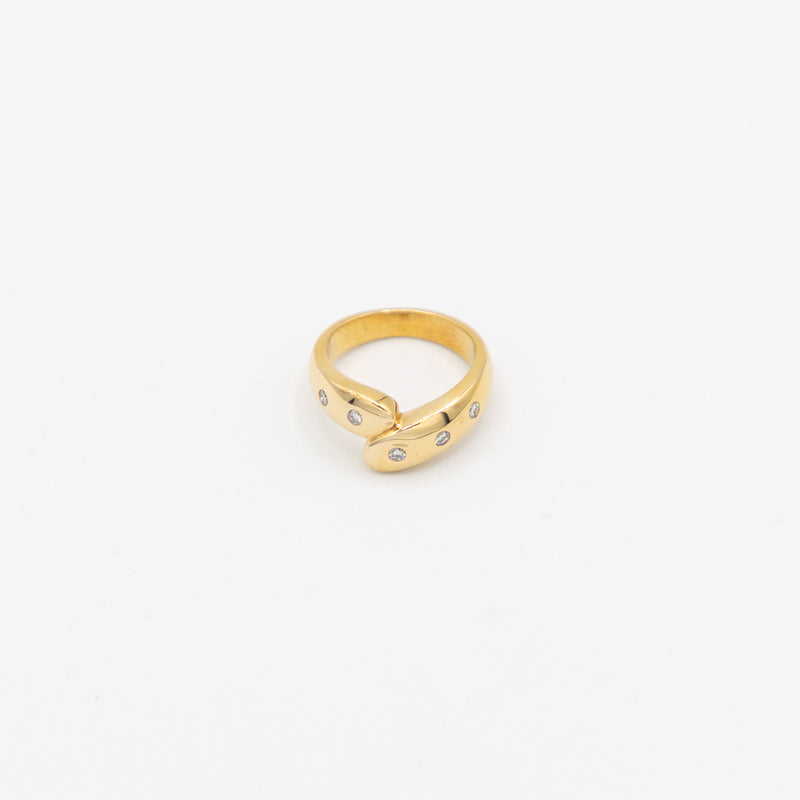 juwelier-jeweler-gelber-vintage-schmuck-ringe-rings-diamanten-diamonds-gelbgold-produktfoto-echtgold-liegend