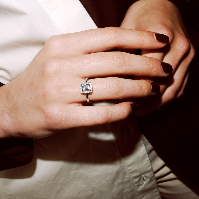 jeweler-juwelier-gelber-diamond-diamant-aquamarine-halo-ring-weissgold-tragefoto