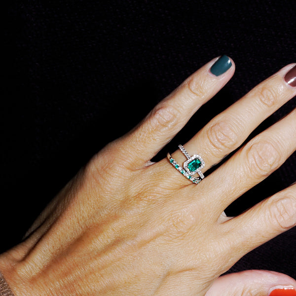 juwelier-gelber-memoire-ring-smaragd-0,15ct-weißgold-ring-tragefoto