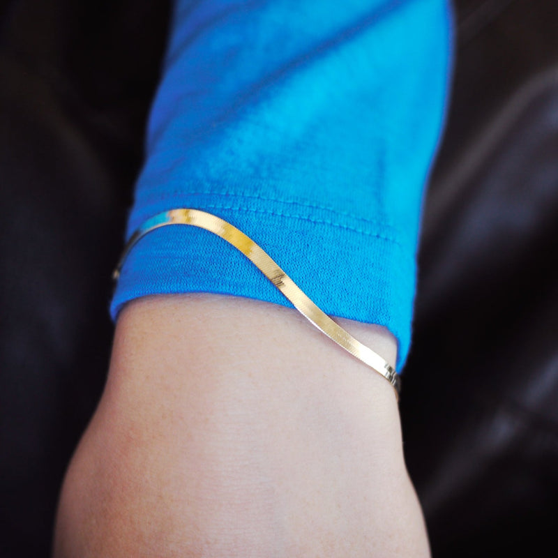 juwelier-jeweler-gelber-armband-bracelet-herringbone-gelbgold-tragefoto-detail