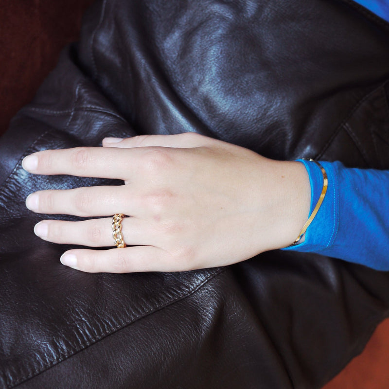 juwelier-jeweler-gelber-armband-bracelet-herringbone-gelbgold-tragefoto