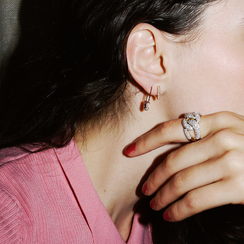 juwelier-jeweler-gelber-diamanten-ohrring-earring-safety-pin-rosegold-tragefoto-details