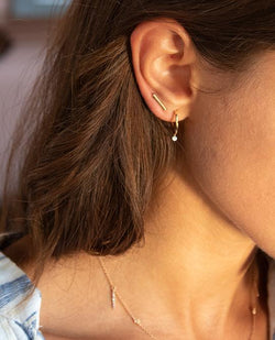 jeweler-juwelier-gelber-bar-steg-ohrstecker-gelbgold-schmuck-tragefoto-gold-ohrring